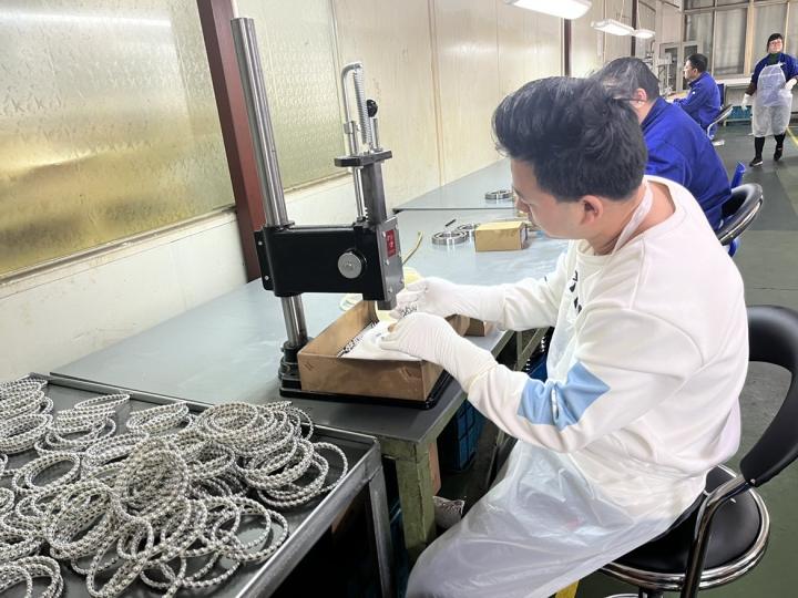 工業(yè)機(jī)器人使用交叉滾子軸承有哪些優(yōu)點(diǎn)？
